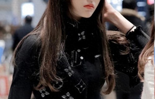 陪睡陪玩算什么？继人体盛宴、舔手指后，千万网红再曝娱乐圈内幕 