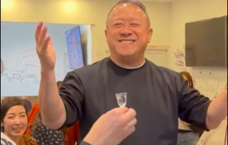 香港资深男星慈善生日宴场面超台庆，一代女神罕见现身支持