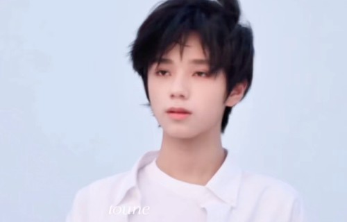 王橹杰海边诠释白月光学长形象