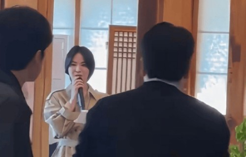 宋慧乔为友人婚礼致辞44岁的她状态超好|短发|风衣|造型师|新人|卡其色