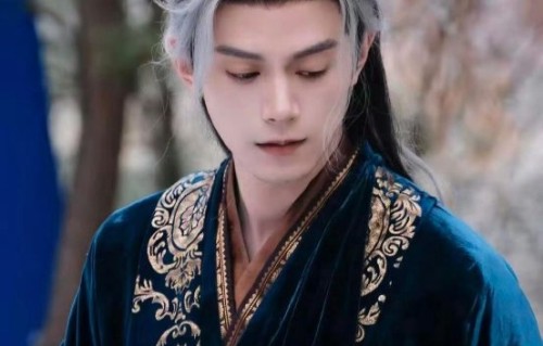 邓凯在饰演《逐玉》齐旻时，为角色设计了哪些独特的表演细节？|生理|灵魂|白发|创伤|童年