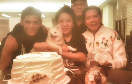 向佑开通社交账号晒全家福：妈妈辛苦了！向太曾因不满其恋情一度“拉黑”