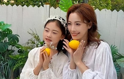 上海女主持司雯嘉女儿庆生，11岁米粒太像高山峰，母女同框似姐妹 