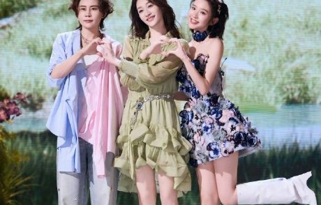 与李小冉、王濛的初代版本相比，杨迪三人组的《心愿便利贴》改编有何不同之处？