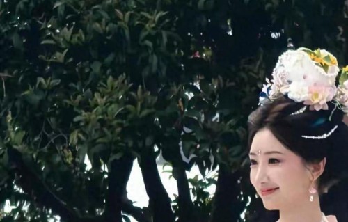 杭州西湖偶遇毛晓彤，她穿古风长裙好美，站桃花树下宛若花神下凡