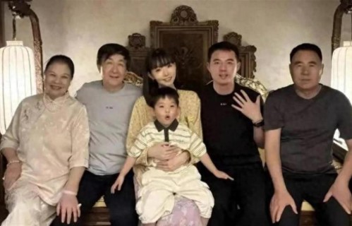 高晓松前妻，38岁夕又米秀全家福，老公比高晓松俊比他年轻