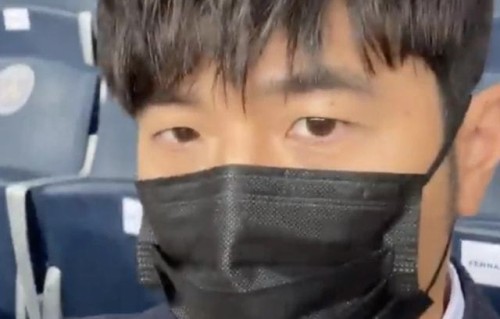 周杰伦和昆凌观战梅西球赛，穿西装好帅气，昆凌镜头前手舞足蹈