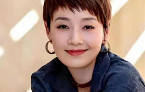 马伊琍造型大变样，一头卷发现身超抢眼，越来越时尚超有女人味