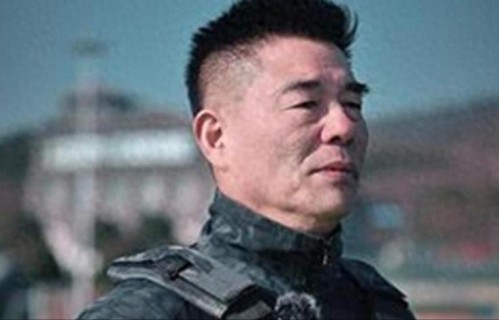 娶小27岁央视才女，快60岁才当爹，如今他衰老明显，娇妻气质出众 