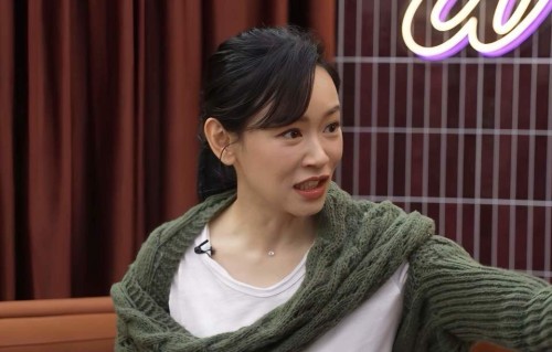 突发！香港知名演员拍戏遭全剧组欺凌，直接情绪崩溃到大哭