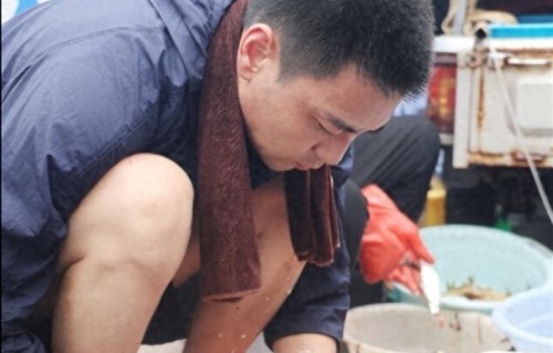 心疼！特种兵硬汉演员李飞，43岁无戏可拍，陪母摆摊杀鱼1年