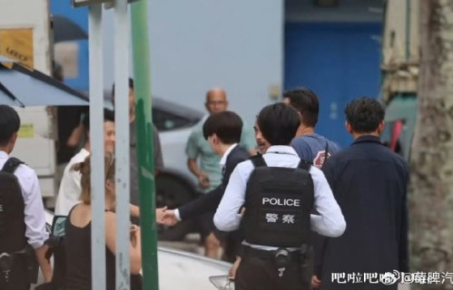 成毅在片场压腿前与工作人员握手说明了什么？