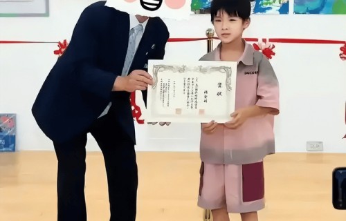 杨子带9岁小儿子出游，长相曝光像极黄圣依，离婚后两兄弟各跟一个|杨安迪|杨安麟|陶虹|新天仙配|两人