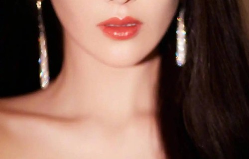 张馨予写真明艳动人！肤白貌美魔鬼身材太性感火辣