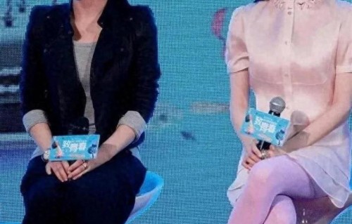 江疏影身穿淡粉色绸缎款连衣裙搭配粉丝袜高跟鞋，气质是真的好啊