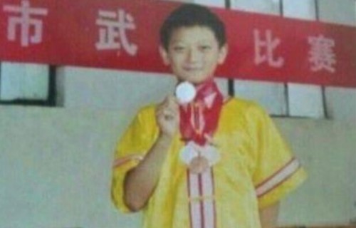 黄子韬：为哑巴发小学手语，成名后把他留在身边当助理