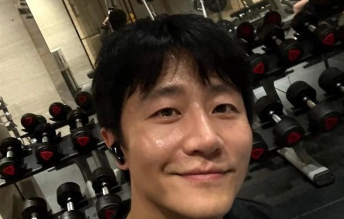 黄轩线下被偶遇，穿制服骑电动车接地气，有胸肌五官立体鼻子大