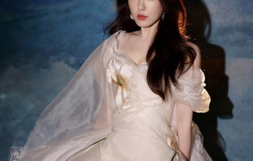 49岁曾黎状态绝了！从古典到职场，用造型诠释岁月沉淀的美