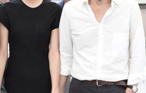 年龄差22岁洪常秀金敏喜被偶遇带娃，像姥爷陪着女儿照顾孩子