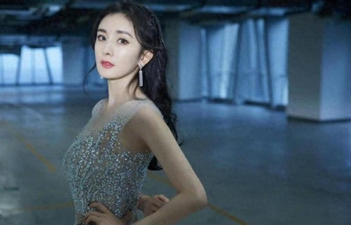 杨幂氛围感写真曝光！裸色闪钻薄纱长裙，清冷优雅氛围感拉满