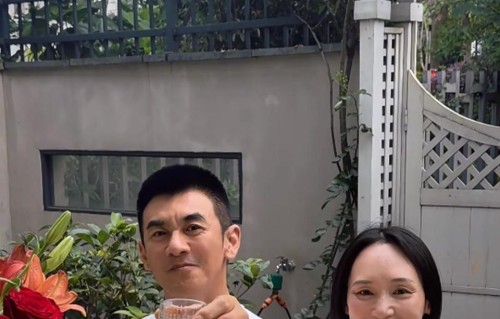 任天野大理别墅过520，结婚20多年还会送花，老婆贤惠又年轻漂亮