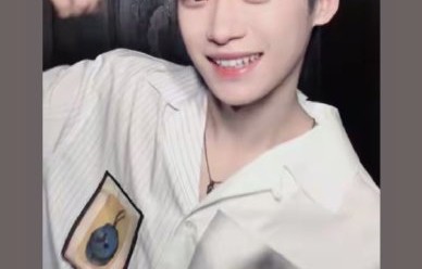 梓渝的粉丝YUNI在他这次手势舞后有什么特别的反应？