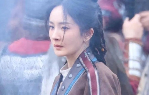 39岁杨幂淡妆演少女，最新生图曝光年龄感明显，努力扮嫩还是违和