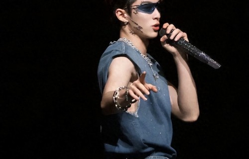 王鹤棣打掉拍摄者手机，本尊回应，遭到私生饭骚扰 ！|艺人|彭于晏|霍建华|舞台剧|篮球