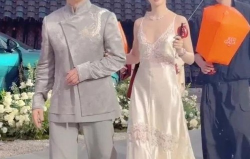 71岁成龙参加线下活动，身穿唐服很精神，周冬雨挽着手出场真养眼