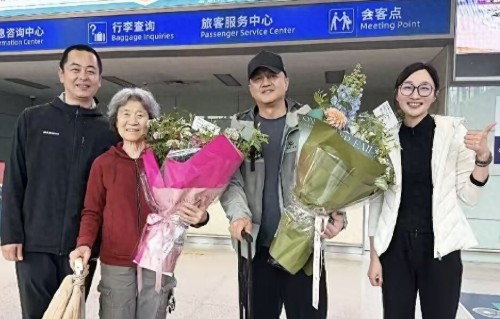 李亚鹏带母亲回安徽老家！离婚不到一年时间，84岁母亲已白发苍苍