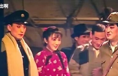主持人问王晓晨:看到张嘉译老师扮演鬼子那场,您是笑场了吗?