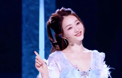 李小冉三公造型曝光，蓝色美瞳演绎神女下凡