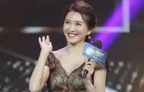 她长得太美了，到了中年还是这么迷人，看起来比李小冉有气质