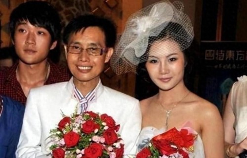 嫁大33岁干爹为妻，19岁未婚先孕，靠隆胸出名的她，后来咋样了