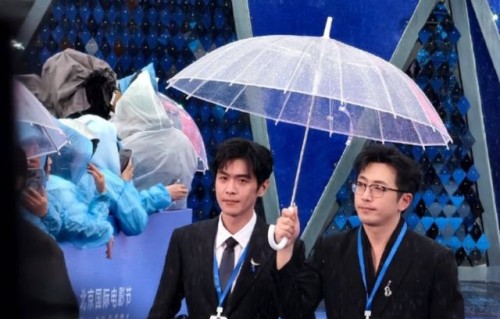 北影节红毯张若昀白客穿“工服”，网友：别人走红毯，他俩来加班|北京国际电影节|黑西装|礼服|职场|小组长
