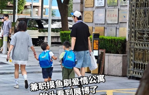 金世佳接儿子放学，189个头身材练得真好，牵着儿子手人夫感好强