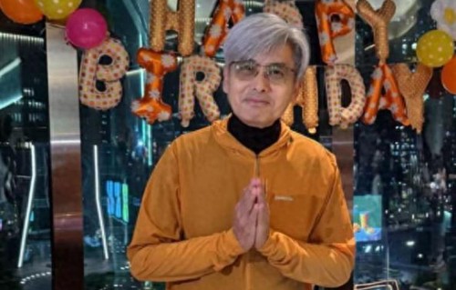 周润发71岁生日会现场曝光，太太抱爱犬与他合照，吹蜡烛方式获赞