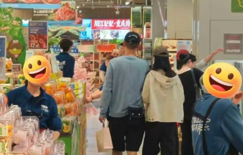 任重孙骁骁合体现身被偶遇，夫妻俩挽手逛超市好甜，曝已定居重庆