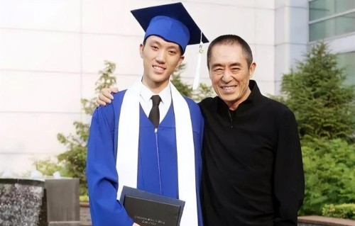 张壹丁耶鲁大学毕业！张艺谋夫妻现身，一个老年斑多一个风韵犹存