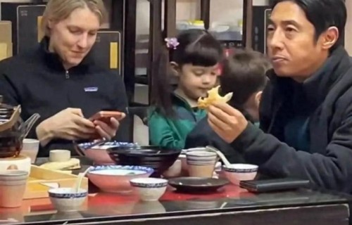 44岁撒贝宁清明假期被偶遇，亲自抱娃啃饼无包袱，宠娃细节满分|女儿|李白|儿子|一家人|景区