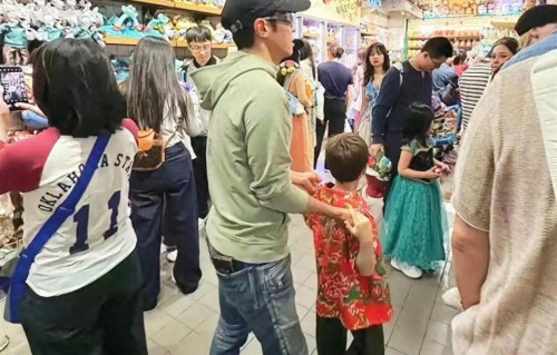 撒贝宁带妻儿游玩迪士尼，立马向尼格买提炫耀，原因笑翻全场