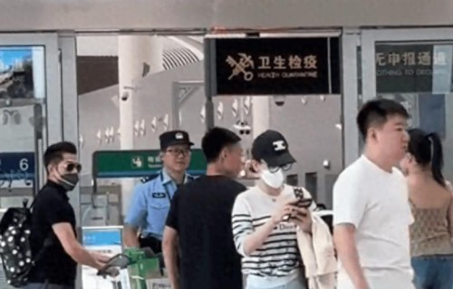 郭富城方媛现身机场回香港，男方拎土特产很接地气