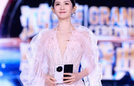 与早期主持相比，谢娜的控场风格发生了哪些关键转变？|舞台|适配|央视|六边形|九妹