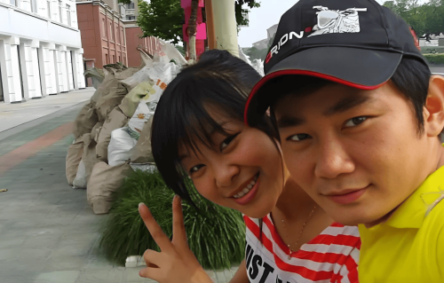 张雪妻子陈星伊：两人是初中同学，结婚15年陪他从修车学徒逆袭圆梦