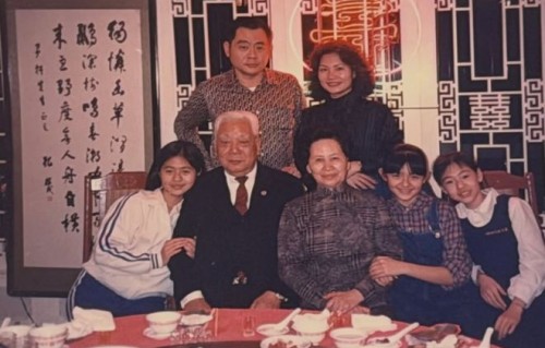 小S晒全家福旧照缅怀大S，分享为爷爷租车往事，字里行间真情流露|黄春梅|凯迪拉克|小名|家人|徐熙娴