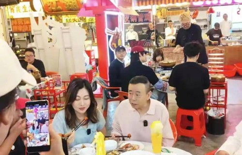 潘长江带着女儿去吃烧烤,被围观淡定撸串,潘阳容貌清秀美得大气_美食_显得_父女俩|春晚|辣度|冰饮