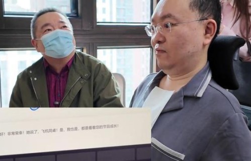 主持人董浩看望蔡磊，鼓励蔡磊“会有奇迹发生”