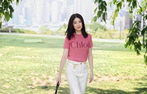 看了53岁陈慧琳的穿搭我悟了：色不过三+短袖+小白裤，减龄又高级 