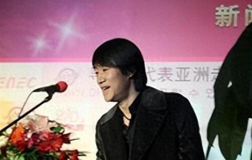 他曾红极一时，20岁专辑就卖700万张，如今已离婚18年，满头白发