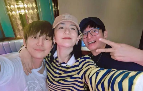 谢娜晒与何炅李维嘉合照三人一起吃粉画面温馨|节目|合影|鸡腿|氛围|米粉